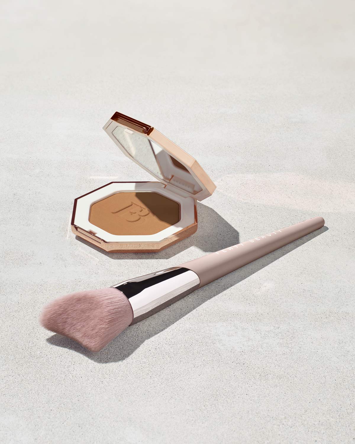 Fenty Beauty Cheek-Hugging Bronzer Brush 190