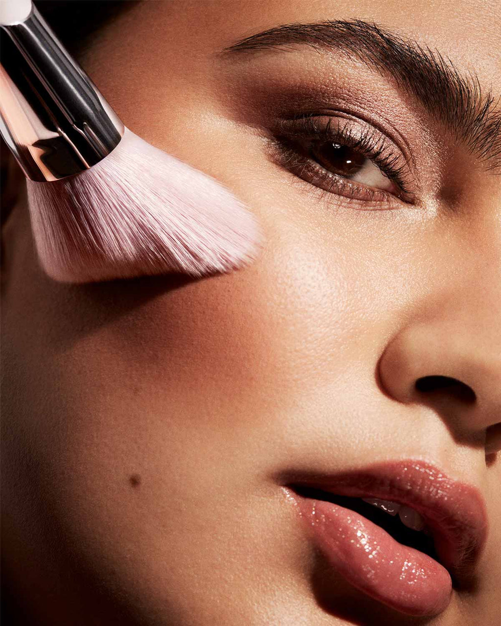 Fenty Beauty Cheek-Hugging Bronzer Brush 190