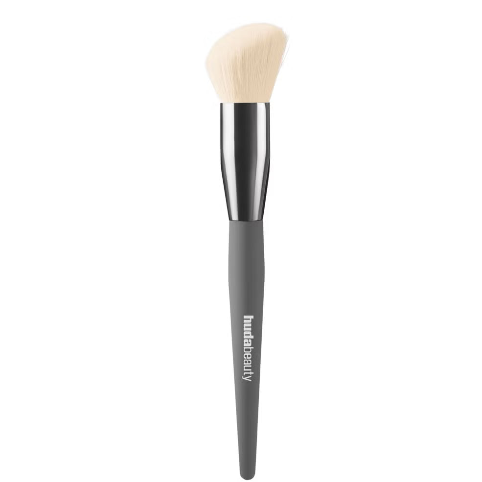 HudaBeauty Diffusing Cheek Brush-Nylaglow | BiH