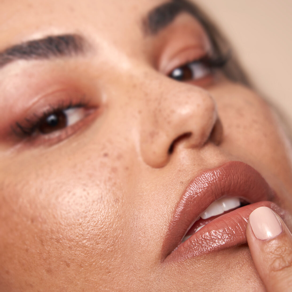 HudaBeauty Power Bullet Cream Glow Hydrating Lipstick